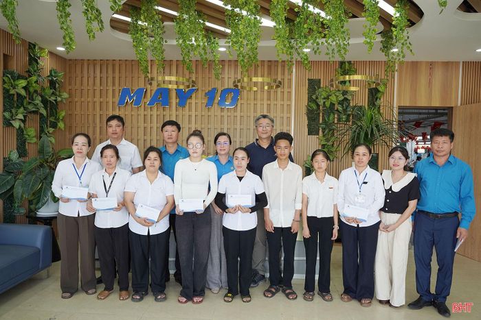  Những phần quà được trao tận tay các gia đình không chỉ góp phần giảm bớt khó khăn trước mắt mà còn thể hiện sự quan tâm, sẻ chia của tổ chức công đoàn, đoàn viên, người lao động và cộng đồng xã hội đối với con công nhân lao động mồ côi, có hoàn cảnh đặc biệt khó khăn. Trong ảnh: Trao quà hỗ trợ công nhân Xí nghiệp May 10 (Khu kinh tế Vũng Áng) có hoàn cảnh khó khăn. 
