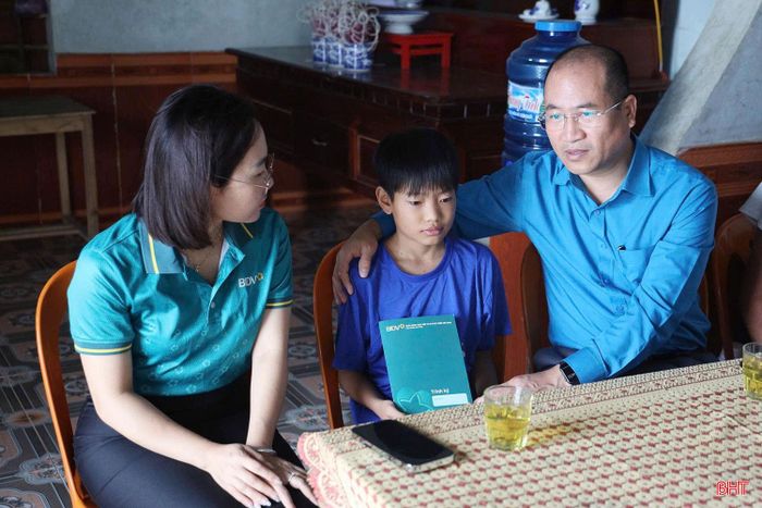  Trên nguồn kinh phí của BIDV Hà Tĩnh, các đoàn công tác đã đến thăm, trao hỗ trợ trực tiếp cho các cháu được nhận đỡ đầu trong toàn tỉnh. Đợt này có 33 cháu là con công nhân lao động mồ côi, có hoàn cảnh đặc biệt khó khăn được nhận hỗ trợ từ các cơ quan, đơn vị, doanh nghiệp đồng hành. Trong ảnh: Chủ tịch Liên đoàn Lao động tỉnh Nguyễn Thế Hoàn cùng đại diện BIDV Hà Tĩnh trao quà hỗ trợ em Mai Xuân Hiếu, con của chị Trần Thị Ngọc Mai (trú tại xã Đồng Lộc) - đoàn viên Công ty TNHH Haivina Hồng Lĩnh. 