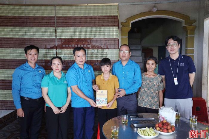Cùng với BIDV Hà Tĩnh, Trường Cao đẳng Công nghệ Hà Tĩnh và Công ty TNHH Thương mại và Đầu tư Lợi Châu cũng tham gia nhận đỡ đầu, hỗ trợ nhiều trường hợp khó khăn. Tổng kinh phí trao hỗ trợ trong đợt này gần 200 triệu đồng, góp phần tiếp thêm động lực để các em vươn lên trong học tập và cuộc sống.