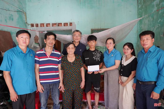 Liên đoàn Lao động tỉnh và Công ty TNHH Thương mại và Đầu tư Lợi Châu trao hỗ trợ cho em Nguyễn Hoàng Bảo Luân (xã Kỳ Xuân), một trong những trường hợp có hoàn cảnh đặc biệt khó khăn khi mẹ mất sớm, bố là công nhân lao động Công ty TNHH Thương mại và Dịch vụ Vận tải Viết Hải và hiện gia đình đang phải ở trọ.