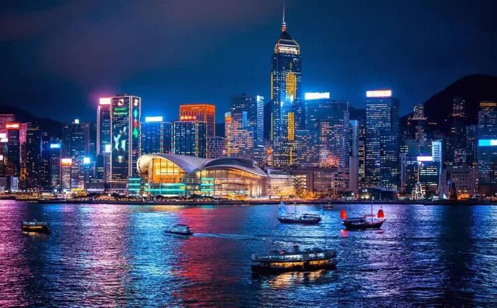 Khung cảnh đường chân trời nổi bật của Hong Kong (Trung Quốc) bên bến cảng Victoria. Thành phố tiếp tục là một trong những biểu tượng đô thị ấn tượng nhất châu Á. (Nguồn: Traveloka).
