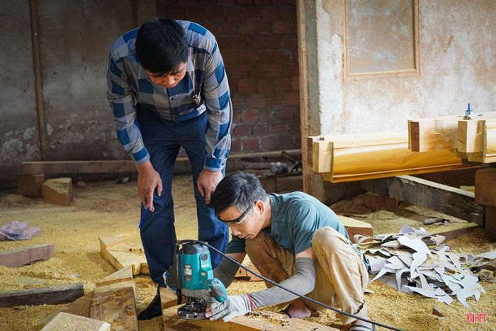 Nhiều lao động có tay nghề đã chủ động tìm việc làm tại các xưởng mộc.