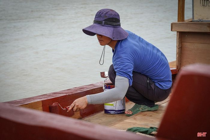Nghề đóng thuyền nơi đây được gìn giữ theo kiểu “cha truyền con nối”.