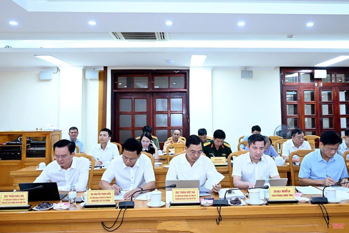 Đồng chí Trần Báu Hà - Phó Chủ tịch Thường trực UBND tỉnh và các đại biểu dự buổi làm việc.