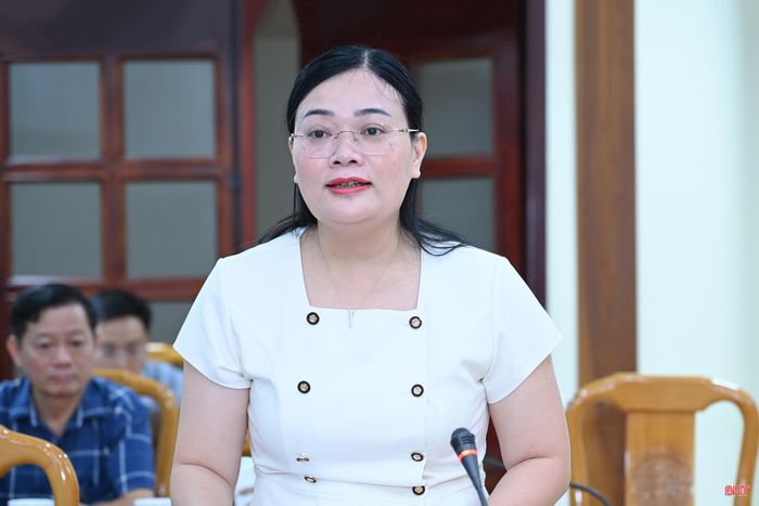 Đồng chí Bùi Thị Hoàng Oanh - Bí thư Đảng ủy, Chủ tịch HĐND xã Toàn Lưu báo cáo các nội dung tại buổi làm việc.