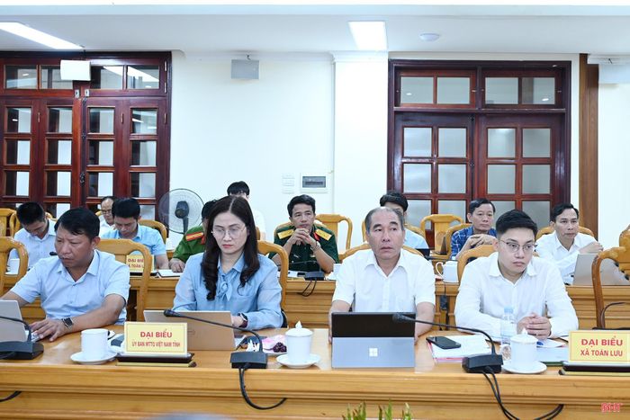 Đại biểu các ban, sở, ngành và xã Toàn Lưu dự buổi làm việc.