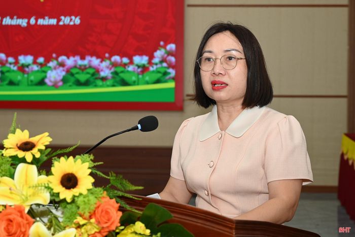 Đồng chí Nguyễn Thị Thúy Nga - Trưởng ban Kinh tế - Ngân sách HĐND tỉnh định hướng, gợi ý nội dung thảo luận.