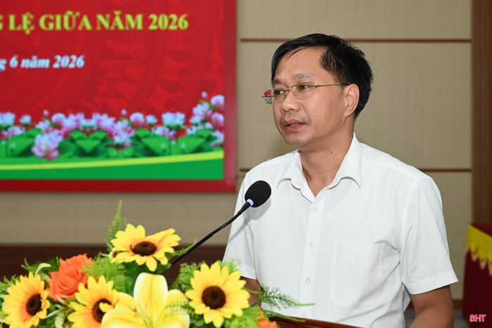 Đồng chí Võ Tá Nhân - Chủ tịch UBND xã Thiên Cầm đề nghị xem xét nâng mức hỗ trợ đối với cán bộ cấp xã làm việc tại trung tâm phục vụ hành chính công.