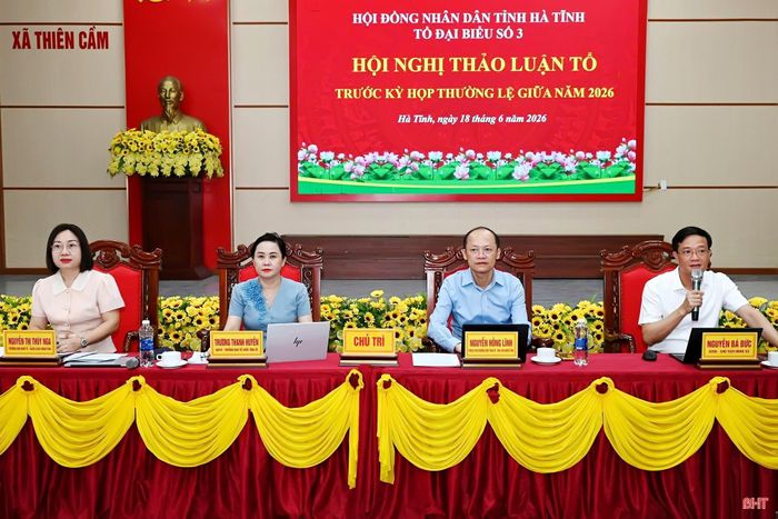 Đồng chí Nguyễn Hồng Lĩnh - Phó Bí thư Thường trực Tỉnh ủy, Chủ tịch HĐND tỉnh và đồng chí Trương Thanh Huyền - Trưởng ban Tổ chức Tỉnh ủy tham gia chủ trì hội nghị.