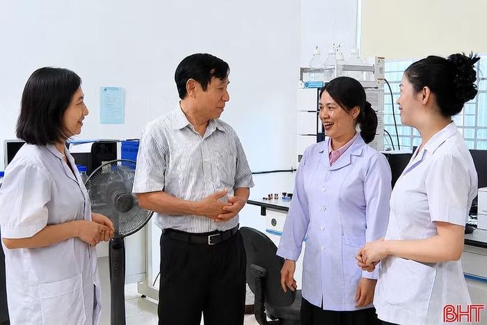 Ông Lê Văn Liêm cùng cán bộ, nhân viên Trung tâm Kiểm nghiệm thuốc, mỹ phẩm, thực phẩm Hà Tĩnh.