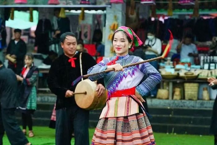 Biểu diễn điệu múa truyền thống của đồng bào dân tộc Mông tại Làng Văn hóa-Du lịch các dân tộc Việt Nam. (Ảnh: Khánh Hòa/TTXVN)