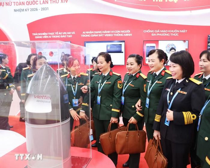 Đại biểu Phụ nữ Quân đội tham quan gian trưng bày của Tập đoàn Công nghiệp – Viễn thông Quân đội (Viettel) tại Đại hội đại biểu Phụ nữ toàn quốc lần thứ XIV. (Ảnh: Lâm Khánh/TTXVN)