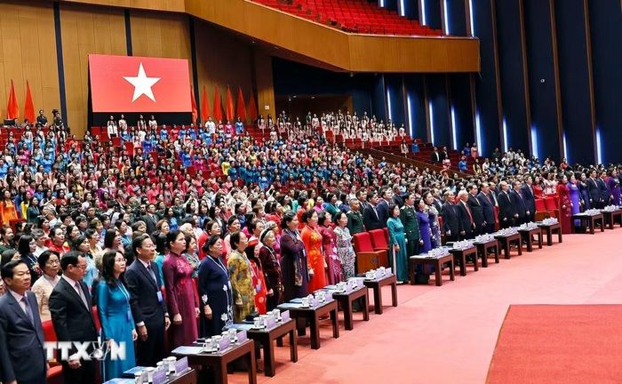 Chủ tịch Quốc hội Trần Thanh Mẫn, các đồng chí lãnh đạo, nguyên lãnh đạo Đảng, Nhà nước và đại biểu thực hiện nghi thức chào cờ. (Ảnh: Doãn Tấn/TTXVN)
