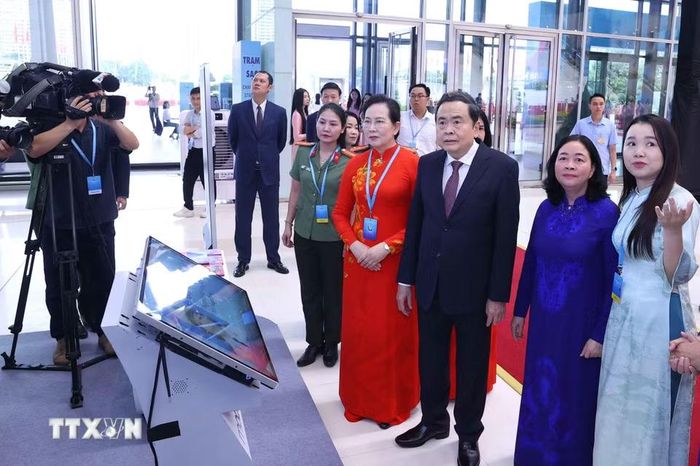 Chủ tịch Quốc hội Trần Thanh Mẫn cùng các đại biểu tham quan khu trưng bày tại Đại hội. (Ảnh: Văn Điệp/TTXVN)