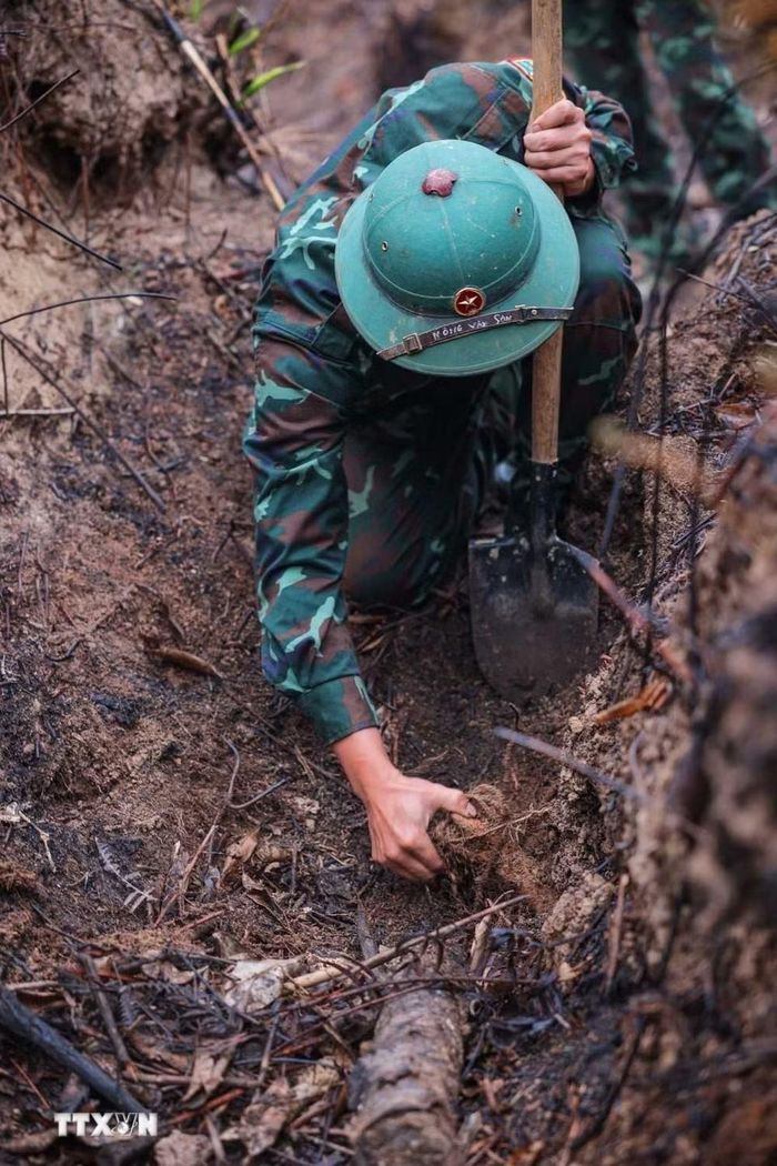 Các thành viên Đội tìm kiếm, quy tập hài cốt liệt sỹ tìm kiếm, xử lý bom mìn, vật liệu nổ còn sót lại, đảm bảo đẩy nhanh tiến độ tìm kiếm nhưng phải tuyệt đối an toàn tại thực địa. (Ảnh: Hoàng Hiếu/TTXVN)