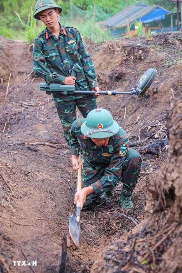 Các thành viên Đội tìm kiếm, quy tập hài cốt liệt sỹ tìm kiếm, xử lý bom mìn, vật liệu nổ còn sót lại, đảm bảo đẩy nhanh tiến độ tìm kiếm nhưng phải tuyệt đối an toàn tại thực địa. (Ảnh: Hoàng Hiếu/TTXVN)