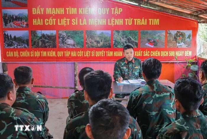 Trung tá Hoàng Vũ Dũng - Đội phó Đội Tìm kiếm, quy tập hài cốt liệt sỹ Tuyên Quang trao đổi, xác định khu vực trọng điểm và triển khai nhiệm vụ tìm kiếm hài cốt liệt sỹ tại xã Minh Tân. (Ảnh: Hoàng Hiếu/TTXVN)