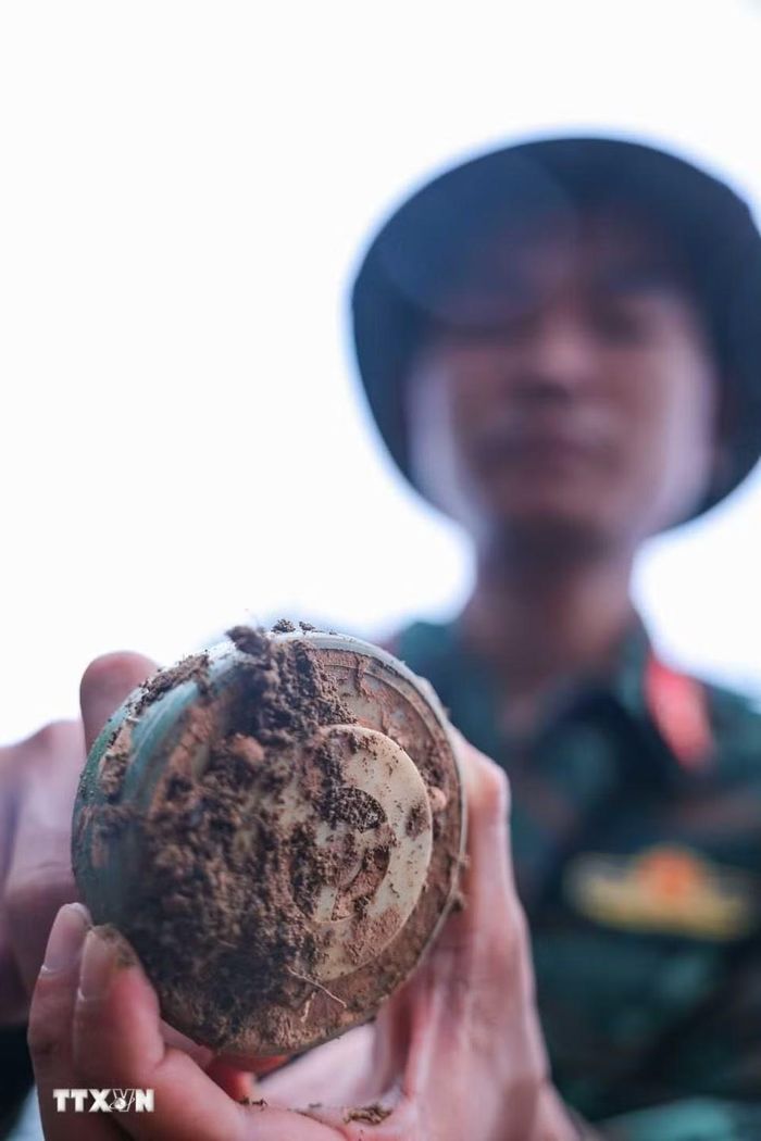 Tại nhiều khu vực tại chiến trường Vị Xuyên xưa, nhiều loại mìn còn sót lại có cấu tạo bằng nhựa, gây không ít khó khăn cho quá trình thực hiện nhiệm vụ. (Ảnh: Hoàng Hiếu/TTXVN)