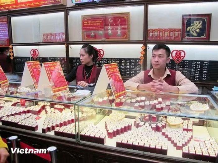Giá vàng giao dịch quanh mức 151,3 triệu đồng, tỷ giá trung tâm giảm nhẹ. (Ảnh: Vietnam+)