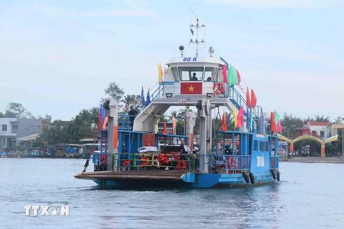 Hai phà mới đưa vào hoạt động sẽ đảm an toàn giao thông đường thủy, giảm tình trạng quá tải và không đảm bảo an toàn của các phà cũ vì đã xuống cấp nghiêm trọng. (Ảnh: Đoàn Hữu Trung/TTXVN)
