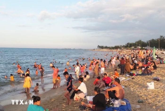 Đông đảo người dân và du khách đến bãi biển Thuận An, thành phố Huế vui chơi và tắm biển. (Ảnh: Nguyên Lý/ TTXVN)