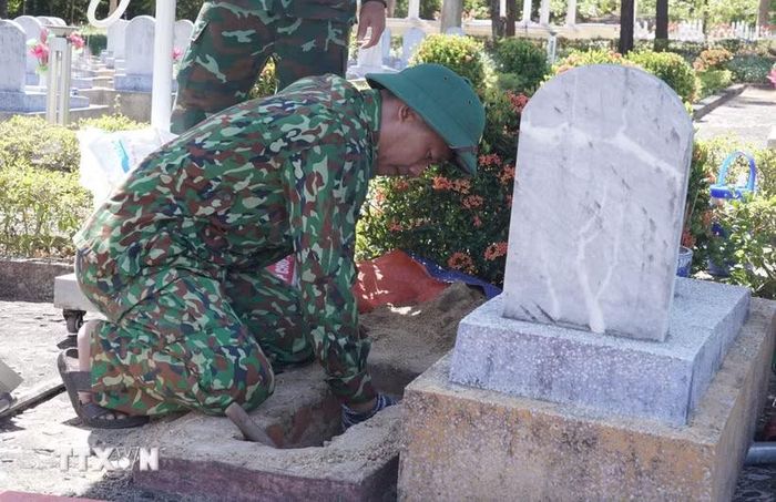 Lấy mẫu ở phần mộ liệt sỹ. (Ảnh minh họa. Nguồn: TTXVN)