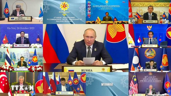 Tổng thống Nga Vladimir Putin (giữa) phát biểu tại Hội nghị cấp cao ASEAN - Nga theo hình thức trực tuyến, từ Moskva, ngày 28/10/2021. (Ảnh: AFP/TTXVN)