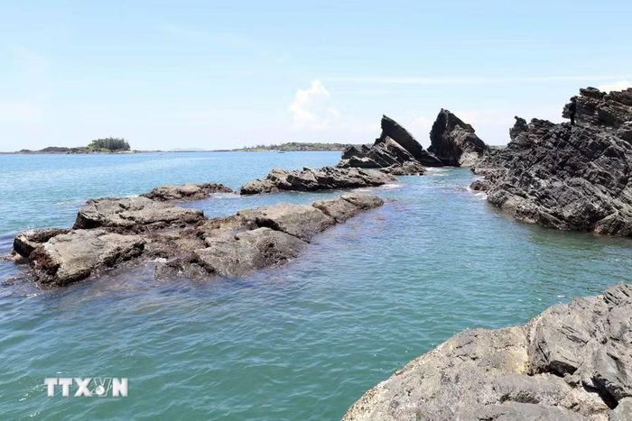 Vẻ đẹp nguyên sơ của những bãi đá ở khu vực Bàn Than được thiên nhiên sắp đặt như một tác phẩm nghệ thuật giữa biển. (Ảnh: Đỗ Trưởng/TTXVN)