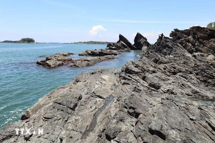 Vẻ đẹp nguyên sơ của những bãi đá ở khu vực Bàn Than được thiên nhiên sắp đặt như một tác phẩm nghệ thuật giữa biển. (Ảnh: Đỗ Trưởng/TTXVN)