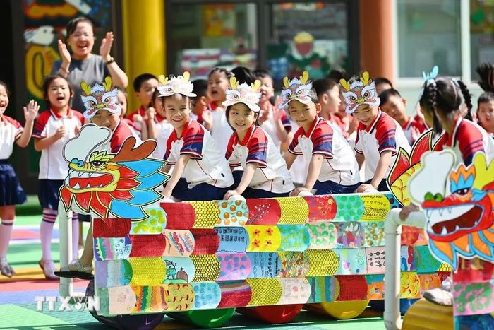 Học sinh tại một trường mầm non ở Sơn Đông, Trung Quốc tham gia Lễ hội đua thuyền nhân dịp Tết Đoan Ngọ. (Ảnh: THX/TTXVN)