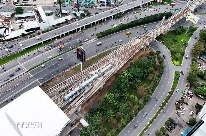 Tàu metro qua ga Tân Cảng. (Ảnh: Hồng Đạt/TTXVN)
