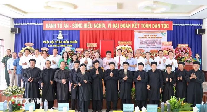 Đại biểu cùng các vị trong Ban Trị sự Trung ương Phật hội Tứ Ân Hiếu Nghĩa nhân Đại lễ Tam hợp năm 2026. (Ảnh: Công Mạo/TTXVN)