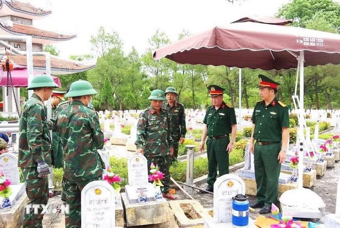 Nghi thức truy điệu, an táng 18 hài cốt liệt sỹ tại Nghĩa trang Liệt sỹ Đức Cơ, tỉnh Gia Lai. (Ảnh: Hoài Nam/TTXVN)