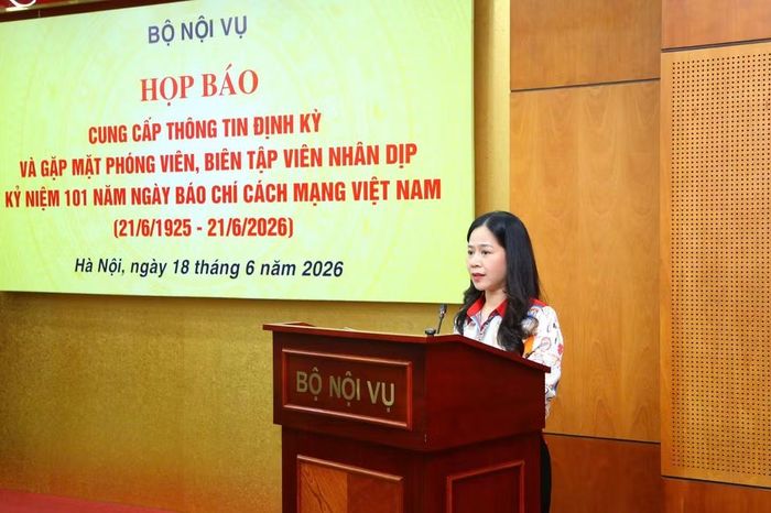 Bà Trần Thị Thái, Phó Chánh Văn phòng Bộ Nội vụ cung cấp thông tin tại buổi họp báo. (Ảnh: PV/Vietnam+)