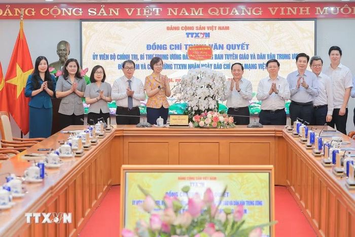Đồng chí Trịnh Văn Quyết, Ủy viên Bộ Chính trị, Bí thư Trung ương Đảng, Trưởng Ban Tuyên giáo và Dân vận Trung ương trao hoa, chúc mừng toàn thể lãnh đạo và người lao động TTXVN 101 năm Ngày Báo chí Cách mạng Việt Nam (21/6/1925 - 21/6/2026). (Ảnh: Lê Đông/TTXVN)