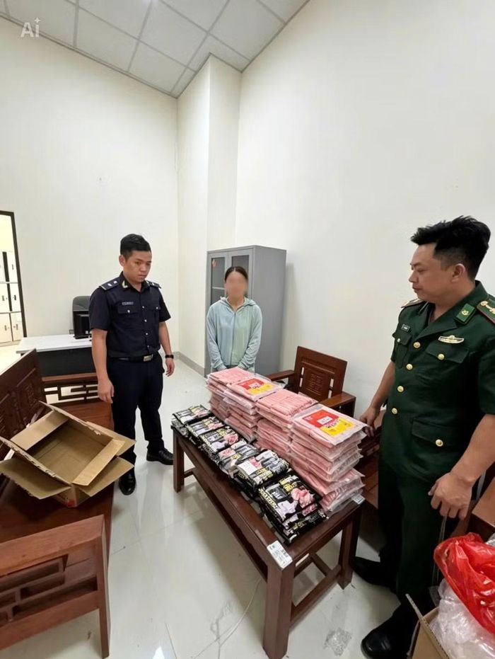 Ngày 14/6, Hải quan cửa khẩu Sóc Giang đã phối hợp với Trạm Kiểm soát Biên phòng cửa khẩu phát hiện một đối tượng vận chuyển 90 kg xúc xích đông lạnh không giấy tờ. (Ảnh: HQ/Vietnam+)