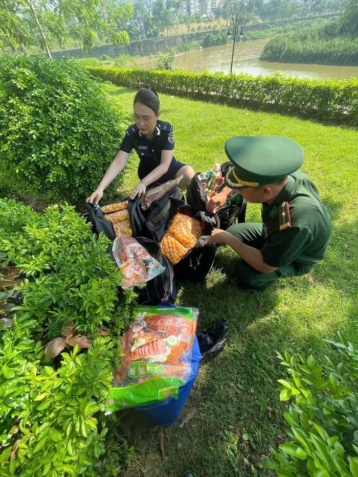Chi cục Hải quan cửa khẩu quốc tế Lào Cai phối hợp cùng lực lượng Biên phòng đã liên tiếp triệt phá hai vụ vận chuyển thực phẩm không rõ nguồn gốc. (Ảnh: HQ/Vietnam+)