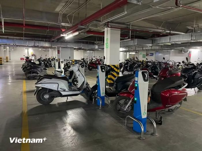Một trụ sạc dành cho xe điện dưới hầm chung cư tại thành phố Hà Nội. (Ảnh: Việt Hùng/Vietnam+)