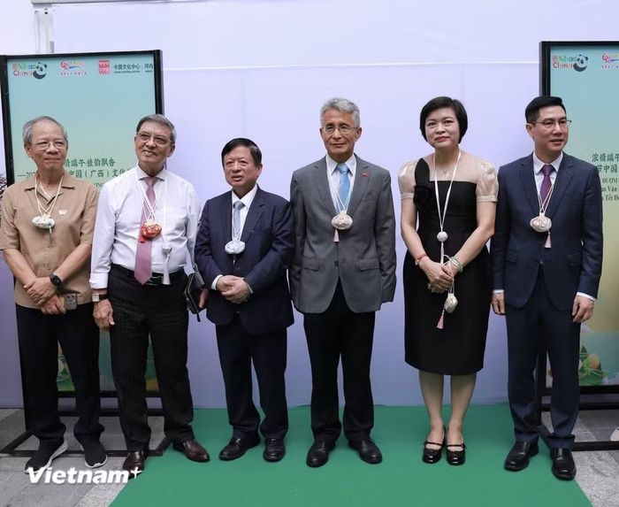 Đại biểu hai nước đeo túi thơm, gắn với phong tục Tết Đoan Ngọ. (Ảnh: Minh Vũ/Vietnam+)
