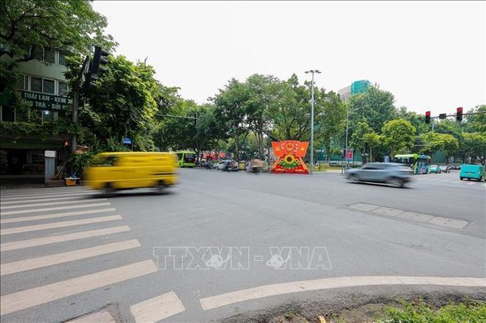 Nút giao Phan Chu Trinh - Hai Bà Trưng được thảm nhựa đồng bộ, sạch đẹp sau quá trình thi công, góp phần cải thiện diện mạo đô thị khu vực trung tâm Hà Nội.