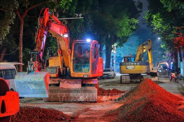 Công nhân cùng nhiều máy móc được huy động làm việc xuyên đêm đoạn Quang Trung - Lý Thường Kiệt.