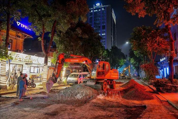 Đơn vị thi công huy động nhân lực, máy móc tập trung san gạt, tạo phẳng mặt đường trước khi tiến hành thảm bê tông nhựa.