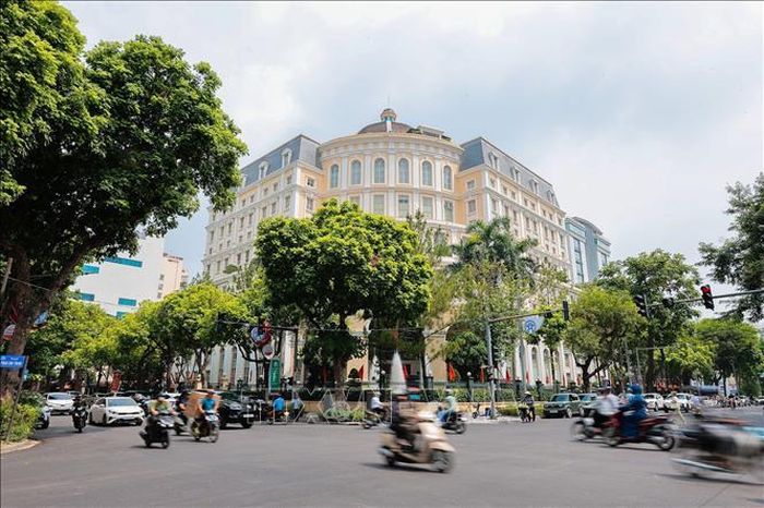 Nút giao Phan Chu Trinh - Trần Hưng Đạo được thảm nhựa đồng bộ, sạch đẹp sau quá trình thi công, góp phần cải thiện diện mạo đô thị khu vực trung tâm Hà Nội.