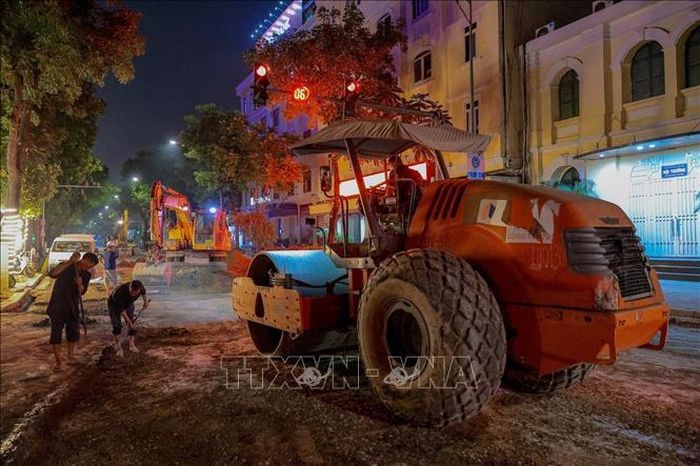 Đơn vị thi công huy động tối đa nhân lực, máy móc, tổ chức tăng ca đẩy nhanh tiến độ hoàn trả mặt bằng, bảo đảm lưu thông trên tuyến phố Quang Trung.