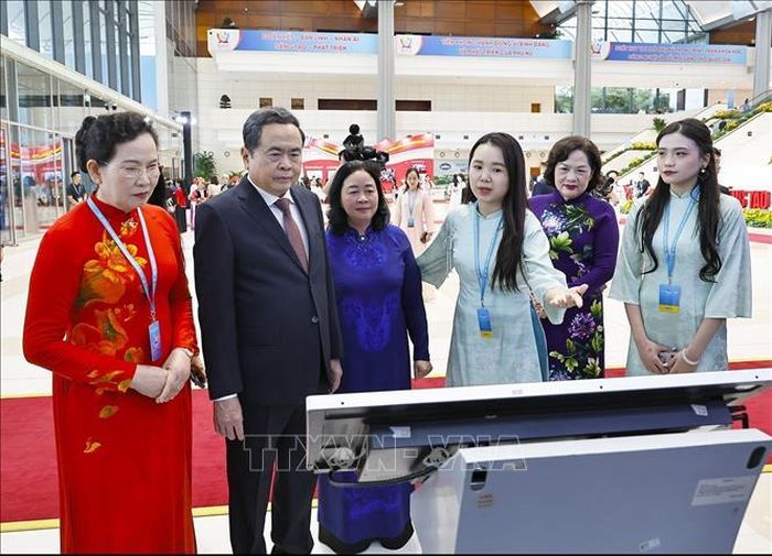Chủ tịch Quốc hội Trần Thanh Mẫn tham quan thành tựu khoa học tại đại hội. Ảnh: Doãn Tấn/TTXVN