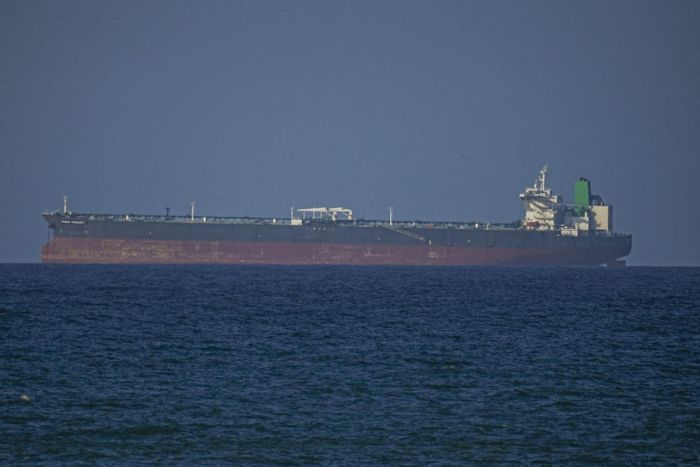Con tàu di chuyển qua eo biển Hormuz. Ảnh: AA/TTXVN