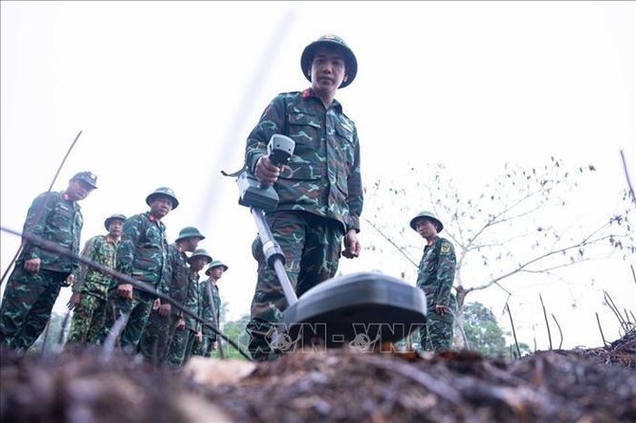 Các thành viên Đội tìm kiếm, quy tập hài cốt liệt sĩ tìm hiểu, sử dụng thành thục máy dò mìn để đảm bảo sạch bom mìn, vật liệu nổ trong khu vực trước khi tiến hành tìm kiếm.