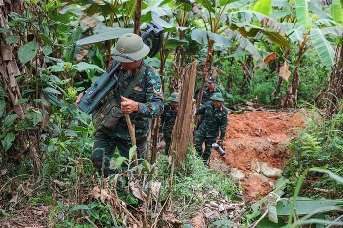Địa hình đồi núi hiểm trở khiến hành trình của các thành viên Đội đến điểm tìm kiếm gặp nhiều gian nan, vất vả.
