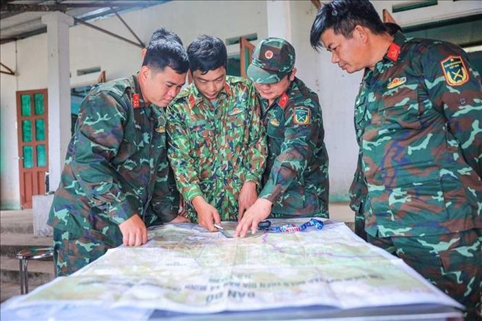Thành viên đội trao đổi, xác định khu vực nghi có hài cốt liệt sĩ theo thông tin thân nhân liệt sĩ cung cấp.