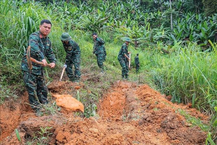 Các thành viên Đội tiến hành tìm kiếm tại khu vực nghi có hài cốt liệt sĩ tại xã Minh Tân.